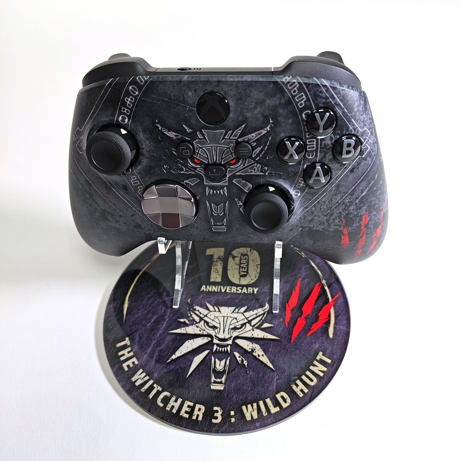 The Witcher 3 : Wild Hunt 10th Anniversary Round Edition Xbox One Controller Stand